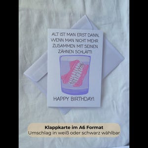 Lustige Geburtstagskarte | Alt ist man erst mit Zahnglas | Witzige Klappkarte A6 mit schwarzem Humor | Karte für Männer & Frauen
