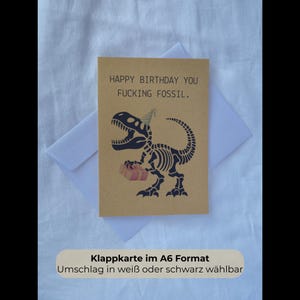 Geburtstagskarte mit schwarzem Humor | Du Fossil! | Lustige Klappkarte A6 mit Dino-Skelett | Witzige Karte für Männer und Frauen