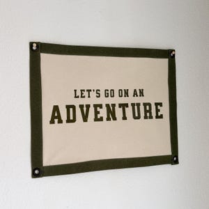 Vamos Partir para uma Aventura | Decoração de Parede com Tema da Natureza, Banner para Acampamento de Trilhas, Placa para Viajantes, Presente para Amantes da Natureza, Arte Inspiradora de Viagem