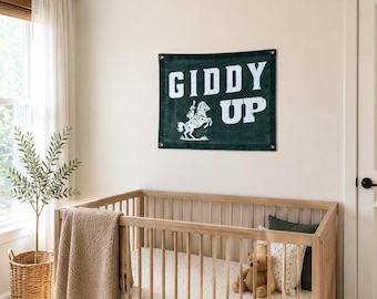 Giddy Up Cotton Camp Flagge | Western-Kinderzimmer-Wand-Dekor | Cowboy Banner | Rodeo Wimpelkette | Rustikale Cabochon Kunst | Kinderzimmer Zeichen