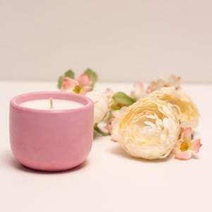 Luxury Gardenia Concrete Candle with 20 Hour Burn Time – Organic Soy Wax, Handmade Cement Candle, Custom Scent, Elegant Home Decor