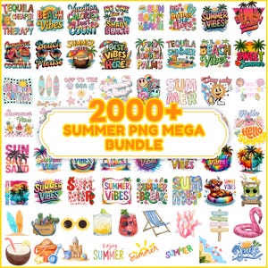 Op de afbeelding: Een digitale collectie van meer dan 2000 zomerse grafische ontwerpen met kleurrijke illustraties van palmbomen, strandspullen, tropische drankjes, zonnebrillen, flamingo's en diverse teksten, waaronder 2000+ SUMMER PNG MEGA BUNDLE.