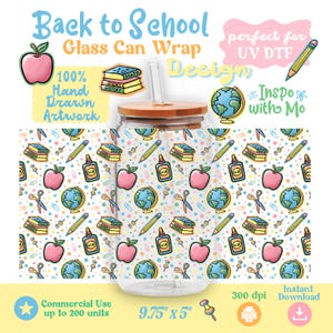 Puede incluir: Un diseño de envoltura para vaso con un patrón repetitivo de útiles escolares que incluye manzanas, pilas de libros, globos terráqueos, pegamento, lápices, tijeras y chinchetas sobre un fondo de lunares. El texto dice Back to School Glass Can Wrap Design.