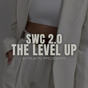Op de afbeelding: Een persoon draagt een witte blazer, crop top en een broek met hoge taille. De afbeelding toont de tekst "SWC 2.0 THE LEVEL UP AFFILIATE PROGRAM". Een gouden ketting is ook zichtbaar.