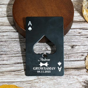 Cadeau pour garçon d'honneur As de pique, Ouvre-bouteilles gravés en acier noir, tient dans votre portefeuille, garçon d'honneur, demande de cadeau pour garçon d'honneur, noms personnalisés