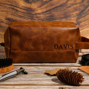 Trousse de toilette en cuir personnalisée pour homme, cadeaux de garçons d'honneur, kit Dopp gravé, cadeau de Noël pour lui, trousse de toilette de voyage, accessoire en cuir