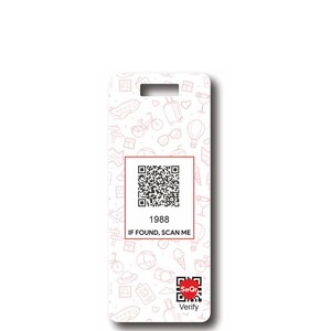 Puede incluir: Etiqueta de equipaje blanca con forma rectangular y un agujero en la parte superior. La etiqueta presenta un c&oacute;digo QR, el n&uacute;mero 1988 y el texto "IF FOUND, SCAN ME". La etiqueta tiene un patr&oacute;n de iconos relacionados con viajes.