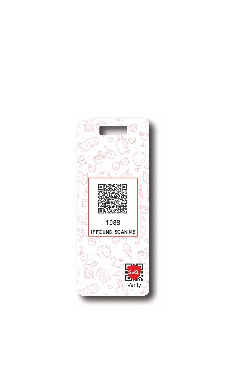 Puede incluir: Etiqueta de equipaje blanca con forma rectangular y un agujero en la parte superior. La etiqueta presenta un c&oacute;digo QR, el n&uacute;mero 1988 y el texto "IF FOUND, SCAN ME". La etiqueta tiene un patr&oacute;n de iconos relacionados con viajes.