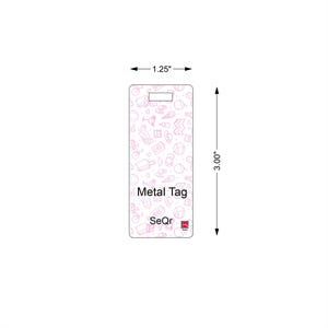 Puede incluir: Una etiqueta met&aacute;lica rectangular, de 7,6 cm de largo y 3,2 cm de ancho, con fondo blanco y un patr&oacute;n rosa repetido de iconos relacionados con viajes. La etiqueta tiene un recorte rectangular en la parte superior y las palabras "Metal Tag" y "SeQr" impresas.