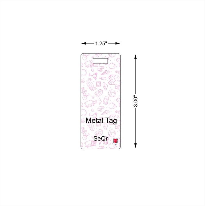 Puede incluir: Una etiqueta met&aacute;lica rectangular, de 7,6 cm de largo y 3,2 cm de ancho, con fondo blanco y un patr&oacute;n rosa repetido de iconos relacionados con viajes. La etiqueta tiene un recorte rectangular en la parte superior y las palabras "Metal Tag" y "SeQr" impresas.
