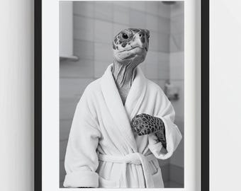 Lustige Schildkröte im Bademantel Poster: Lustiges Badezimmertier (Digitaler Download)