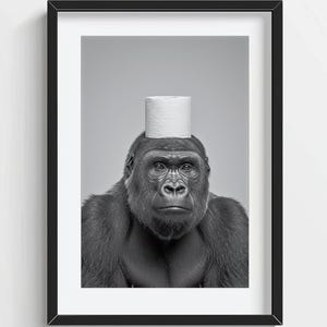 Arte de parede engraçada de gorila, gorila com rolo de papel higiênico na cabeça, decoração de parede de banheiro peculiar, estampa de animal fofa, foto digital imprimível por IA