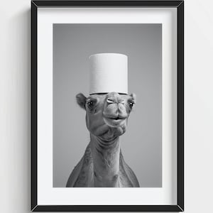 Lustige Kamel Wandkunst, Kamel mit einer Toilettenpapierrolle auf dem Kopf, schrullige Badezimmer Wanddekoration, niedlicher Tierdruck, AI druckbares Digitalfoto