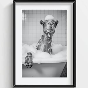 Lustige Kamel Wandkunst, Kamel in der Badewanne, schrullige Badezimmer Wanddekoration, Süßer Tierdruck, Kinder Wandkunst, AI druckbares Digitalfoto