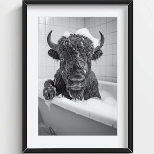 Grappige bizon kunst aan de muur, bizon in de badkuip, eigenzinnige badkamer wanddecoratie, schattige dierenprint, kinderkunst aan de muur, AI afdrukbare digitale foto