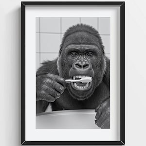 Arte de parede engraçada de gorila, gorila escovando os dentes, decoração de parede peculiar para banheiro, estampa de animal fofa, arte de parede infantil, foto digital imprimível com IA