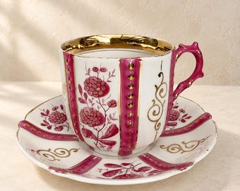 Tazza souvenir antica del 1896 "La casalinga" • Tazza decorata con piattino e interno dorato • Porcellana storicista, dipinta a mano
