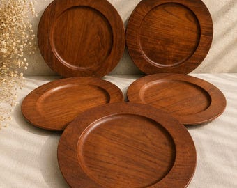 Ensemble de 5 assiettes de présentation en teck, style scandinave, signées Kay Bojesen (Danemark, années 1950/60) | Marquages d'origine | Design scandinave