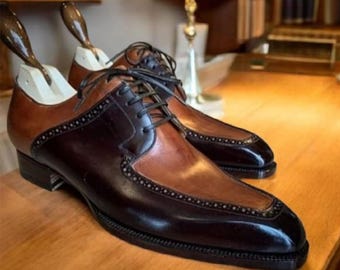 Handgemaakte tweekleurige veterschoenen in Oxford-stijl: Derby Brogue-schoenen van lichtbruin en bruin leer.