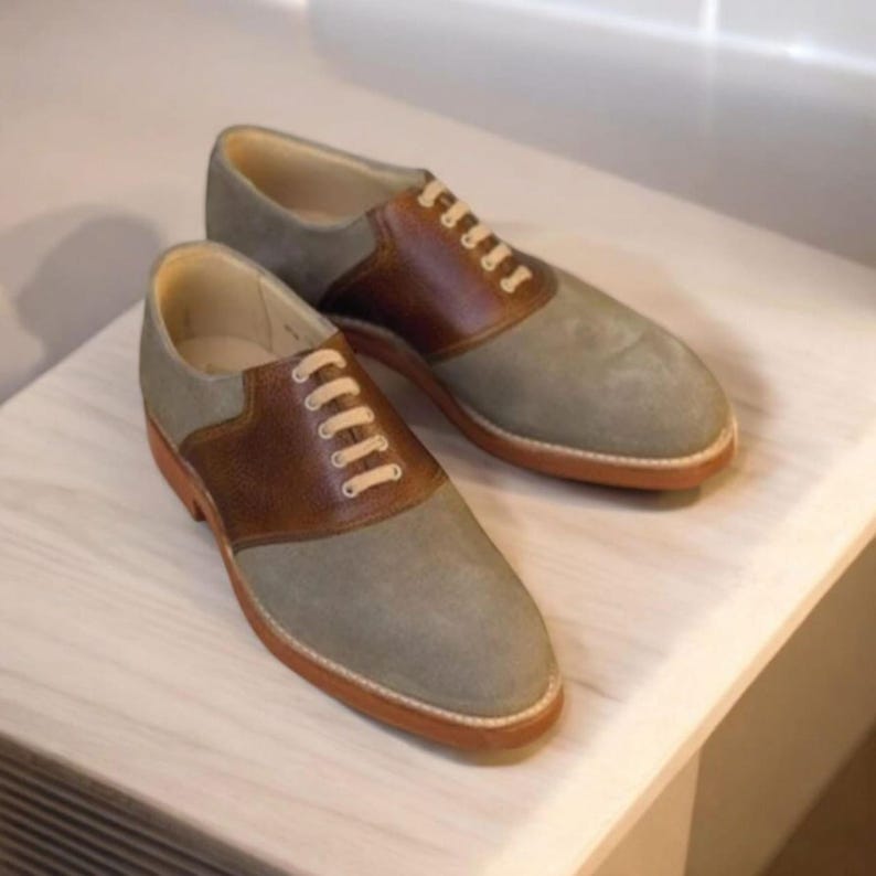 Scarpe Oxford Saddle in pelle bicolore fatte a mano: scarpe eleganti da uomo con lacci per matrimoni e cerimonie. immagine 1