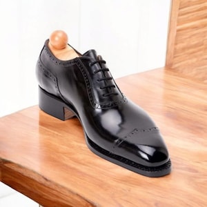 Scarpe Oxford da uomo in pelle di vitello nera lucida con punta rinforzata, realizzate a mano: scarpe eleganti brogue formali