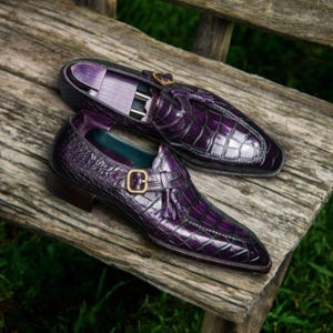 Maßgeschneiderte neue Mode Herren stilvolle handgemachte lila Krokodil-Druck Leder Oxford Single Strap Party Wear Abendkleid Hochzeit Monk Schuhe