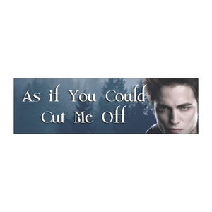 Peut inclure: Bannière rectangulaire avec le texte "As if You Could Cut Me Off" en blanc, sur fond bleu foncé avec une scène de forêt. Un portrait d'homme est visible sur le côté droit de la bannière.