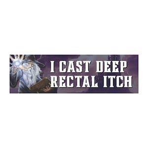 Puede incluir: Un banner con un mago con barba blanca y un hechizo en la mano. El texto "I CAST DEEP RECTAL ITCH" en letras blancas sobre un fondo morado con la silueta de un castillo.