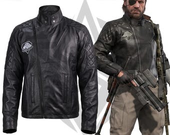 May include: A black motorcycle-style jacket featuring a stand-up collar, quilted shoulder panels, and a Diamond Dogs logo patch on the chest. The jacket includes a diagonal front zipper, two side pockets, and a zippered chest pocket. Text reads METAL GEAR SOLID V THE PHANTOM PAIN.