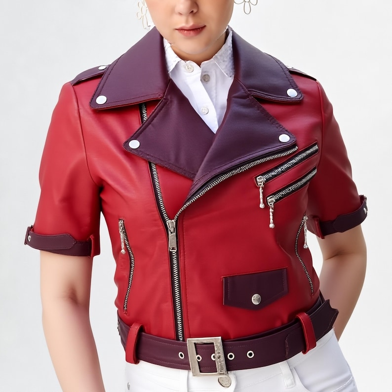 Puede incluir: Chaqueta de cuero roja con mangas cortas, cuello burdeos y cintur&oacute;n a juego. La chaqueta presenta cremalleras y botones plateados, y un peque&ntilde;o bolsillo burdeos. La persona lleva debajo una camisa blanca con cuello.