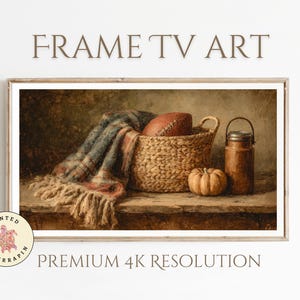 Può includere: Stampa incorniciata con una natura morta. Presenta un cesto di vimini con un pallone da football, una coperta a quadri, una piccola zucca e un barattolo. Il testo recita "FRAME TV ART" e "PREMIUM 4K RESOLUTION".