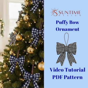 Peut inclure: Un sapin de Noël décoré de boules dorées et de nœuds à carreaux bleu marine et blanc. Le côté droit affiche le texte Suntime Design Puffy Bow Ornament Video Tutorial PDF Pattern avec un graphique d'un nœud à carreaux noir et blanc.