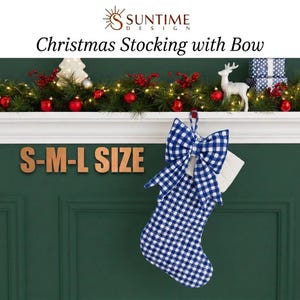 Könnte beinhalten: Ein blau-weiß karierter Weihnachtsstrumpf mit einer großen, passenden Stoffschleife an der Oberseite und einer Aufhängeschlaufe. Der Text S-M-L SIZE ist links neben dem Strumpf zu sehen, und der Text SUNTIME DESIGN Christmas Stocking with Bow steht darüber.