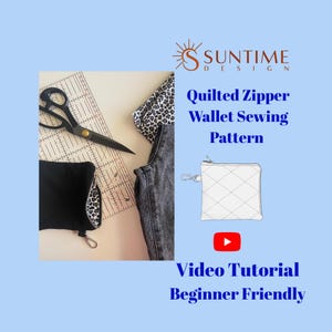 Könnte beinhalten: Ein Schnittmuster für eine gesteppte Reißverschlussbrieftasche mit dem Text Suntime Design, Quilted Zipper Wallet Sewing Pattern und Video Tutorial Beginner Friendly. Enthält eine schwarze Tasche, eine Schere, ein Lineal und eine weiße Brieftasche.