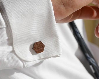Gemelos hexagonales: de madera de nogal o cerezo, ideales para el hombre elegante, padre, novio, padrino o como regalo de aniversario.