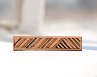 Pasador de corbata fino a rayas / Bronce, verde azulado y negro / Madera de cerezo geométrica moderna