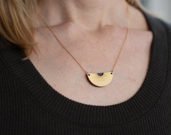 Collar semicircular de madera grabada: colgante reversible pintado a mano