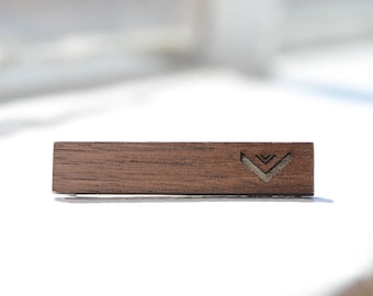 Barra de corbata de madera de nogal con diseño geométrico moderno