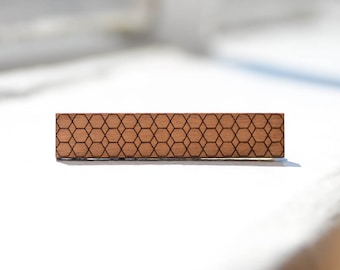 Pasador de corbata de madera de cerezo: diseño hexagonal con diseño geométrico moderno.