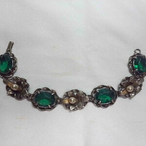 1950s Green Oval Rhinestone Bracelet with Single Lily Flower Spacers with Pearl Stamens