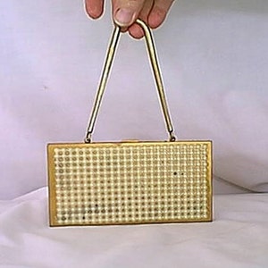 Bolso de mano vintage de los años 50 con panel de perla sintética en tono dorado con estuche para pintalabios con cadena de serpiente en la muñeca y compartimento para el dinero
