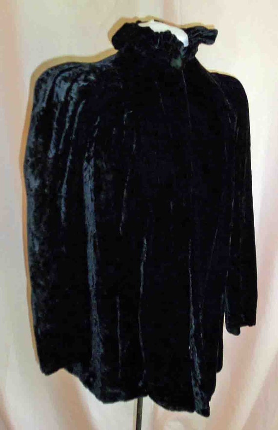 Vintage 1930 Black Velvet Opera Jacket and White … - image 4