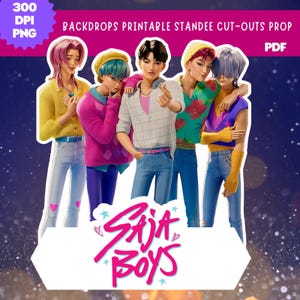 Puede incluir: Ilustración digital de cinco figuras masculinas estilizadas con varios atuendos, incluyendo un suéter amarillo, un suéter rosa, una camisa a cuadros, una camisa floral y una parte superior púrpura. El texto "SAJA BOYS" se muestra en una fuente estilizada. La imagen está etiquetada como "BACKDROPS PRINTABLE STANDEE CUT-OUTS PROP".
