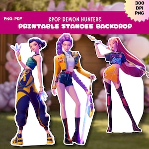 Puede incluir: Fondo imprimible con tres cazadores de demonios K-Pop estilizados. Los personajes están representados en colores vibrantes, con trajes y accesorios detallados. El fondo incluye el texto "KPOP DEMON HUNTERS PRINTABLE STANDEE BACKDROP".