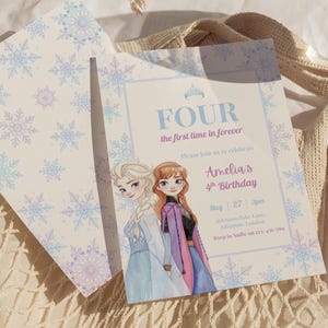 Pode incluir: Um convite de aniversário com o tema Frozen, com Elsa e Anna. O convite é azul claro com padrões de flocos de neve e o texto "FOUR the first time in forever". Inclui o nome "Amelia" e os detalhes da festa.