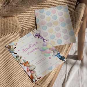 Puede incluir: Invitaci&oacute;n de cumplea&ntilde;os con personajes de dibujos animados y globos pastel. La invitaci&oacute;n dice "5&ordm; cumplea&ntilde;os de Amelia" con detalles de la fiesta. Tambi&eacute;n se ve una tarjeta a juego con un patr&oacute;n de globos.