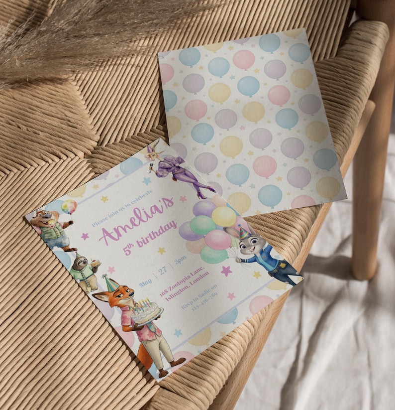 Puede incluir: Invitaci&oacute;n de cumplea&ntilde;os con personajes de dibujos animados y globos pastel. La invitaci&oacute;n dice "5&ordm; cumplea&ntilde;os de Amelia" con detalles de la fiesta. Tambi&eacute;n se ve una tarjeta a juego con un patr&oacute;n de globos.