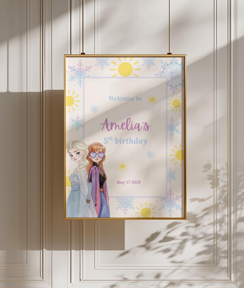 K&ouml;nnte beinhalten: Ein rechteckiges gerahmtes Poster mit zwei animierten Figuren, eine mit blondem Haar und eine mit rotbraunem Haar, die herzf&ouml;rmige Sonnenbrillen tr&auml;gt. Der Text lautet Welcome to Amelia's 5th birthday May 27 2029, umgeben von gelben Sonnen und blauen Schneeflocken.