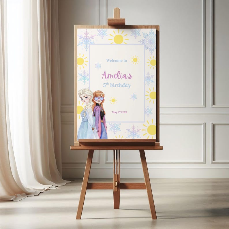 K&ouml;nnte beinhalten: Ein rechteckiges Geburtstagsschild auf einer Holzstaffelei mit Zeichentrickfiguren mit blondem und kastanienbraunem Haar. Das Schild zeigt den Text Welcome to Amelia's 5th birthday May 27 2029, umgeben von gelben Sonnen und blauen Schneeflocken.