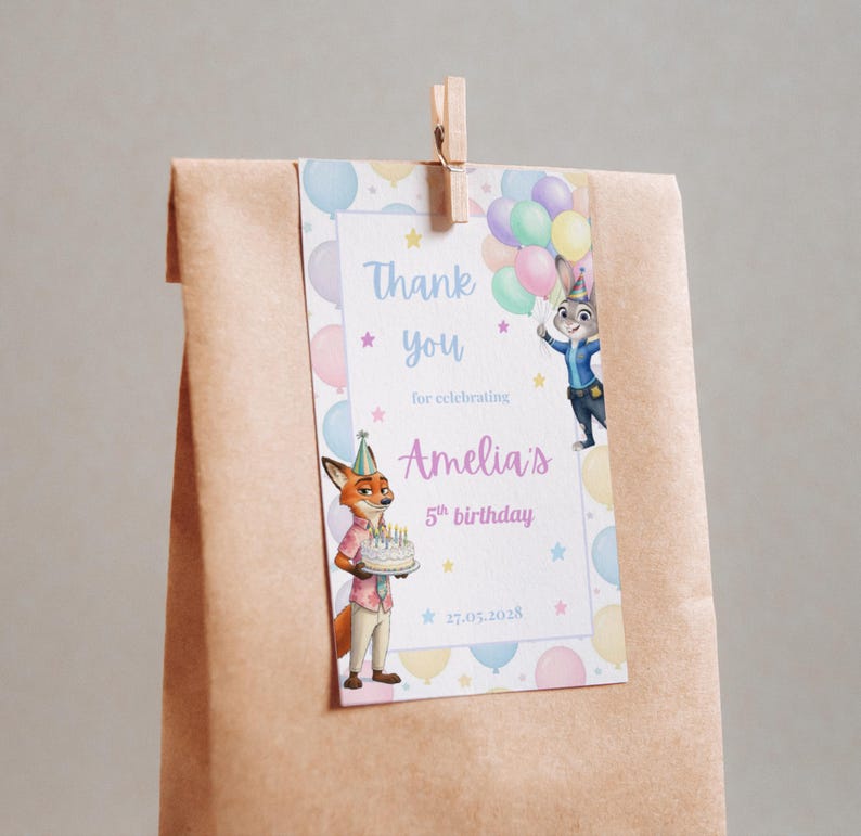 Pode incluir: Uma sacola de presente de papel marrom com uma etiqueta que diz "Obrigado por celebrar o 5&ordm; anivers&aacute;rio de Amelia". A etiqueta apresenta personagens de desenhos animados e bal&otilde;es coloridos. Um prendedor de madeira prende a etiqueta &agrave; sacola.